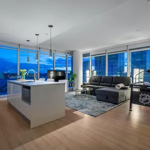 Luxury On The 9th Floor Near Stampede, Complimentary Wine, 2 Car Ug Parking Apartment