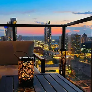 Luxury Downtown Sunset Getaway: Urban Oasis With Kitchen & Gym Apartment